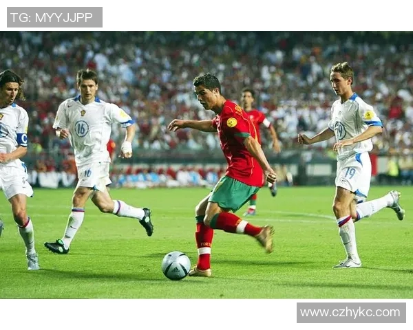 足球偶像的传奇之路：从青涩少年到世界巨星的成长故事